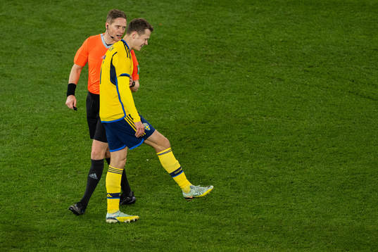 Referee Espen Eskås and Viktor Claesson of Sweden