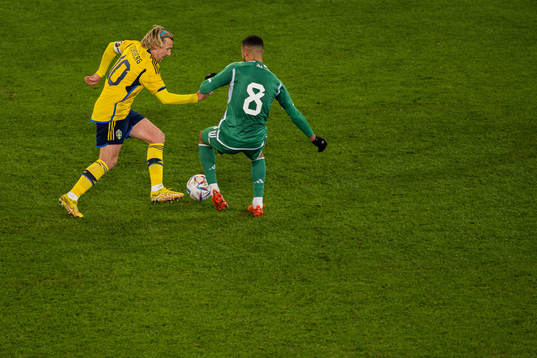 Emil Forsberg of Sweden and Nabil Bentaleb of Algeria