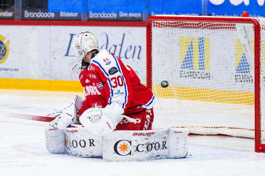 Timrås målvakt Jacob Johansson släpper in 0-1 från