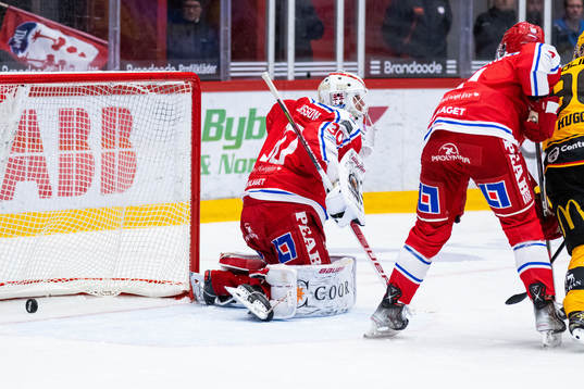 Skellefteås Jonathan Johnsson (ej i bild) gör 0-2 bakom