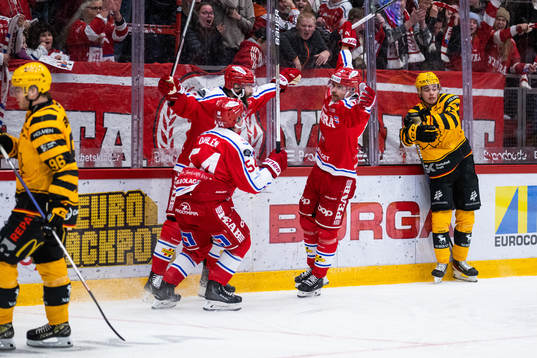 Timrås Emil Pettersson jublar med lagkamrater