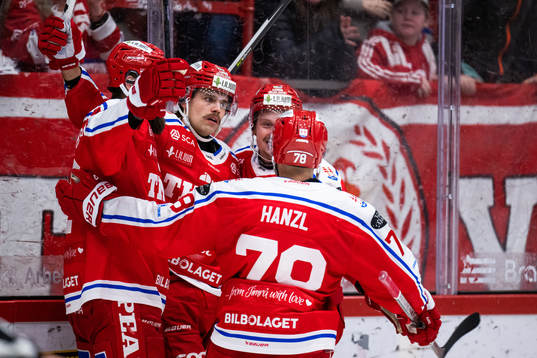 Timrås Emil Pettersson jublar med lagkamrater