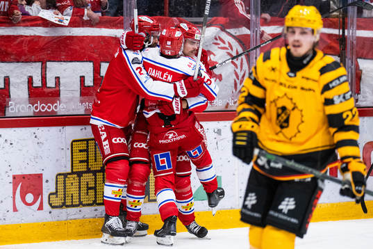 Timrås Emil Pettersson jublar med lagkamrater