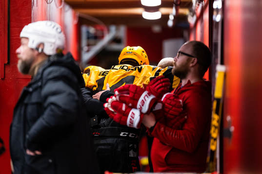 Skellefteås Elias Salomonsson hjälps av isen