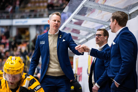 Skellefteås tränare Robert Ohlsson jublar