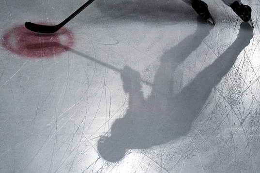 Siluett av en ishockeyspelare