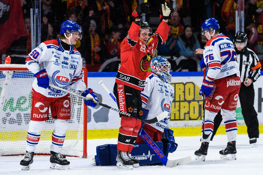 Oskarshamns Juuso Riikola, målvakt Joe Cannata och Emil
