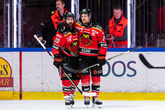 Luleås Jack Connolly jublar med målskytten till 4-1