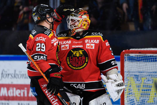 Luleås Erik Gustafsson och målvakt Joel Lassinantti jublar