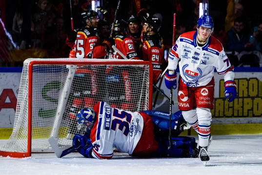 Luleås spelare jublar och Oskarshamns Emil Lilleberg deppar