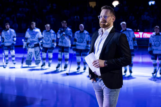 Mattias Ritola hyllas innan ishockeymatchen i SHL mellan