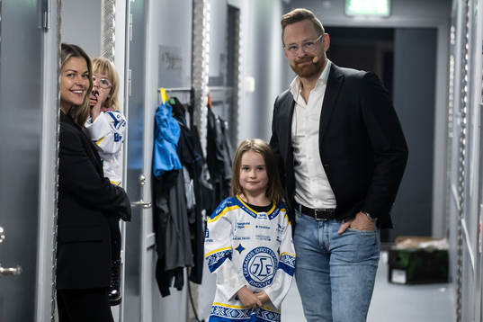 Mattias Ritola med döttrar Ebba och Stella och fru Josefin