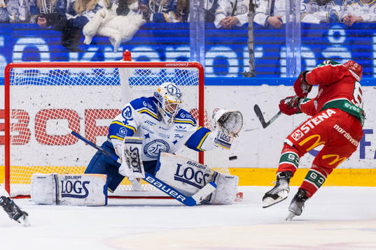 Leksands målvakt Mantas Armalis räddar ett skott från