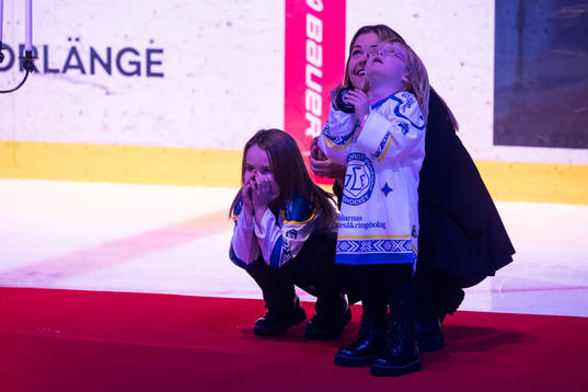 Mattias Ritolas fru Josefin och döttrar Ebba och Stella