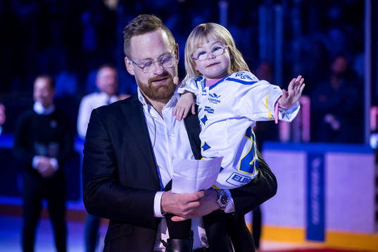Mattias Ritola och dotter Ebba hyllas innan ishockeymatchen