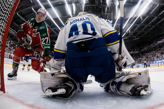 Frölundas Jere Innala och Leksands målvakt Mantas Armalis