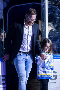Matitas Ritola med dotter Stella hyllas innan