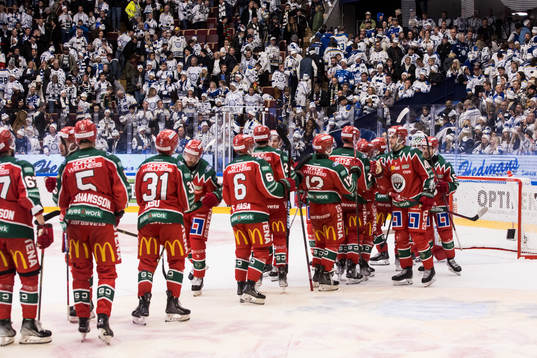 Frölundas spelarna jublar