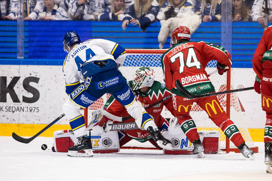 Leksands Carter Ashton och Frölundas målvakt Lars