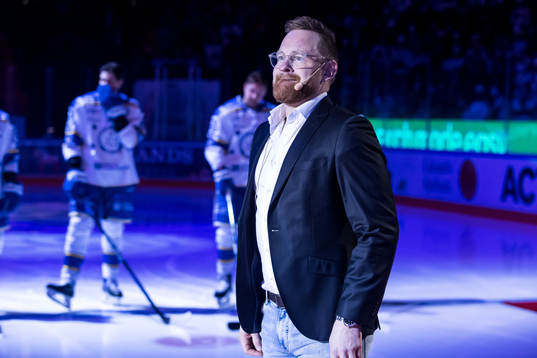 Mattias Ritola hyllas innan ishockeymatchen i SHL mellan