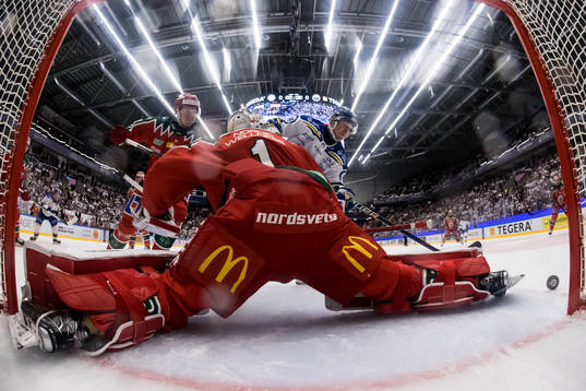 Frölundas målvakt Lars Johansson och Leksands Carter