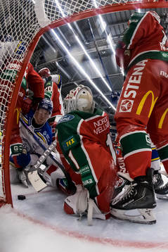 Leksands Carter Ashton och Frölundas målvakt Lars