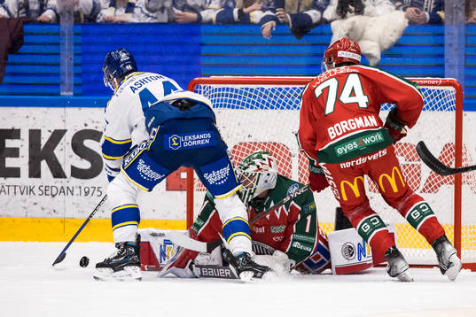 Leksands Carter Ashton och Frölundas målvakt Lars