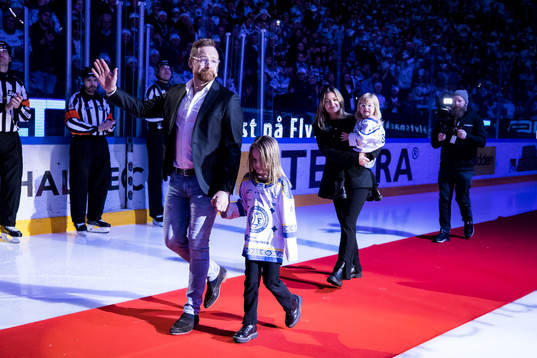 Matitas Ritola med dotter Stella och fru Josefin och dotter