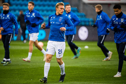 Ilmari Niskanen of Finland warms up