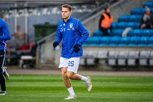 Niilo Mäenpää of Finland warms up
