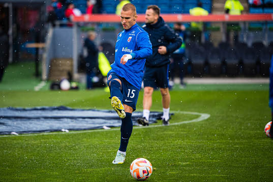 Leo Skiri Østigård of Norway warms up