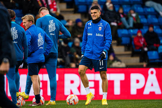 Mohamed Elyounoussi of Norway warms up