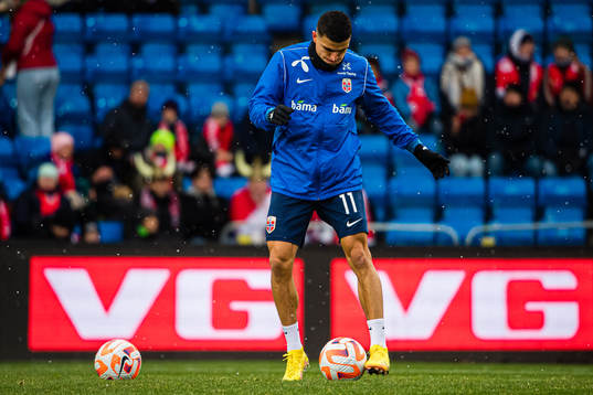 Mohamed Elyounoussi of Norway warms up