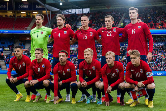 The starting eleven of Norway poses for a team group photo
