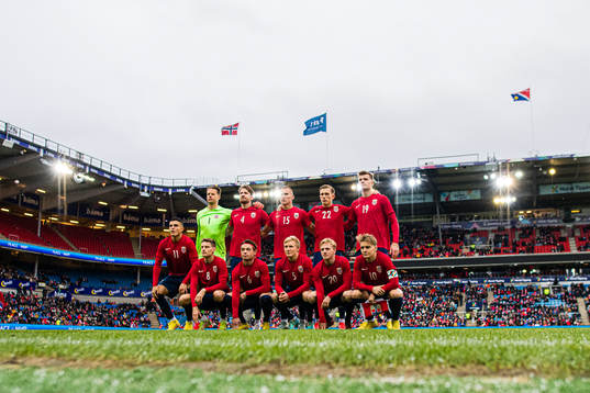 The starting eleven of Norway poses for a team group photo