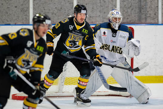 Panterns Viktor Holmkvist och Gislaveds målvakt Adam