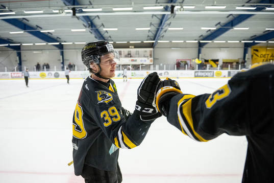 Panterns Nicolas Erb-Ekholm jublar