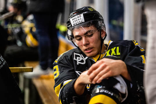 Panterns Isac Eliasson tar sig för knäet