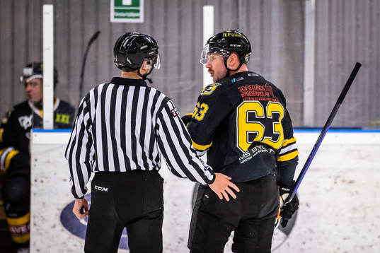 Panterns Viktor Holmkvist i samtal med linjedomare