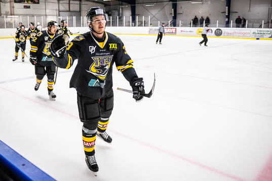 Panterns Nicolas Erb-Ekholm jublar
