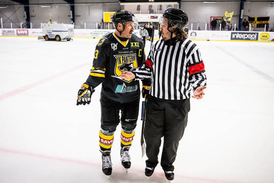 Panterns Viktor Holmkvist i samtal med domare Joshua Glans