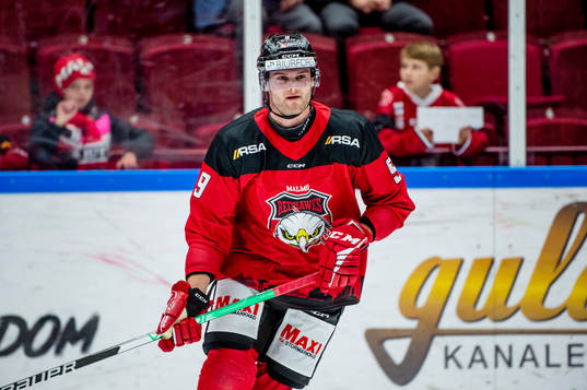 Malmö Redhawks Kim Rosdahl värmer upp