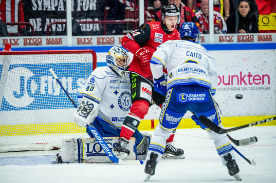 Malmö Redhawks Carl Söderberg mot Leksands målvakt