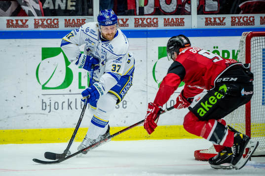 Leksands Anton Lindholm mot Malmö Redhawks Lance Bouma