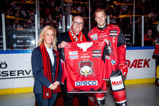 Malmö Redhawks Carl Söderberg lämnar över en tröja