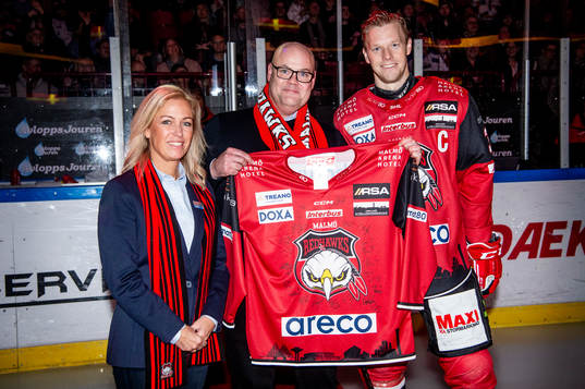 Malmö Redhawks Carl Söderberg lämnar över en tröja