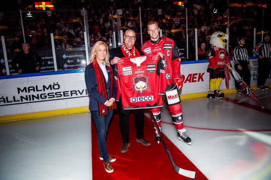Malmö Redhawks Carl Söderberg lämnar över en tröja