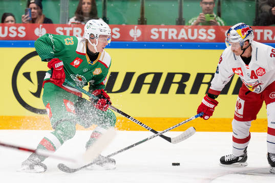 Oliver Tärnström of Rögle and Chay Genoway of RB Salzburg
