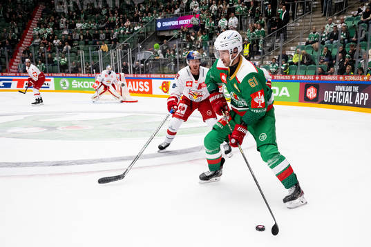 Ludvig Larsson of Rögle and Chay Genoway of RB Salzburg