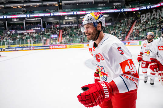 Thomas Raffl of RB Salzburg celebrates his 4-1 goal